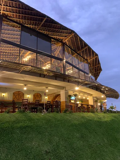 Exterior de Poró al atardecer con iluminación cálida