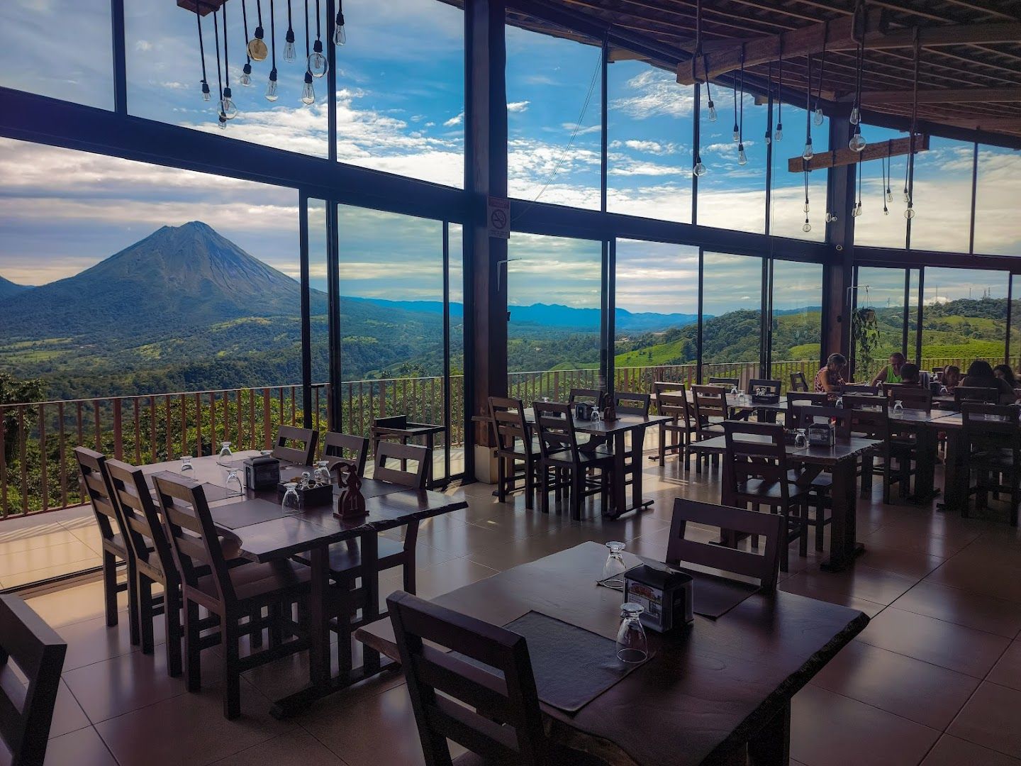 Interior del mirador con vista al Volcán Arenal