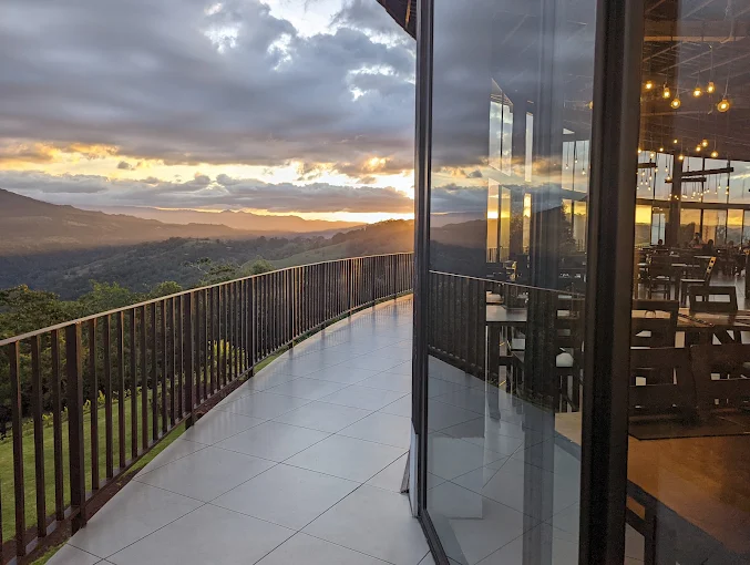 Terraza del mirador con vista al atardecer sobre las montañas
