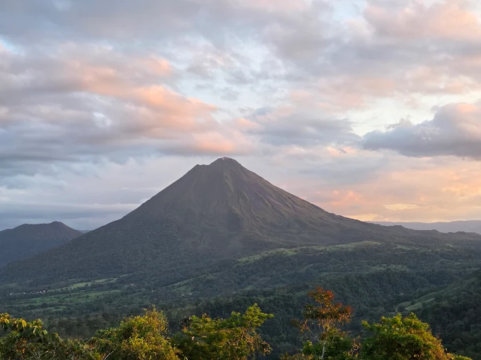 Vista panorámica del Volcán Arenal al atardecer