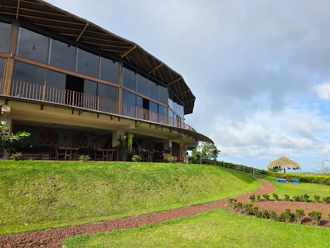 Exterior del restaurante Poró con jardines y rancho