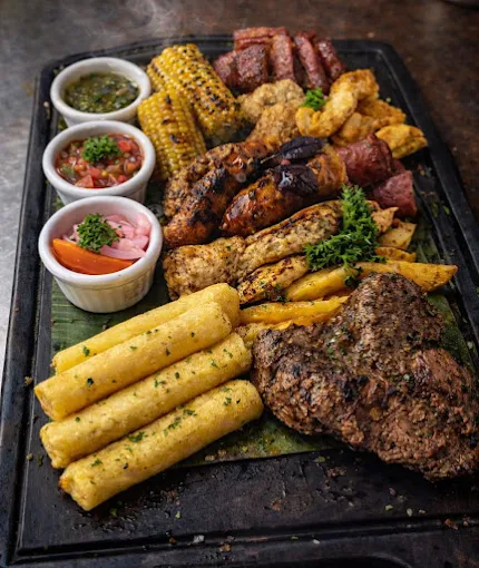 Parrillada artesanal de Poró con carnes, yuca y salsas